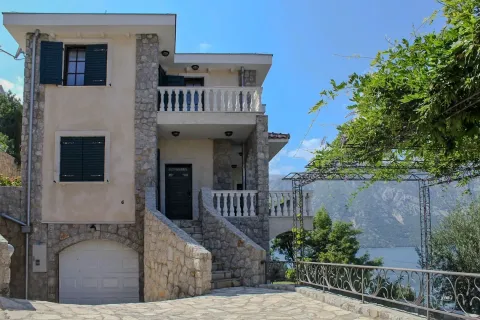 Spoljašnji izgled kuće sa kamenom fasadom, terasama i pogledom na more. - image 7