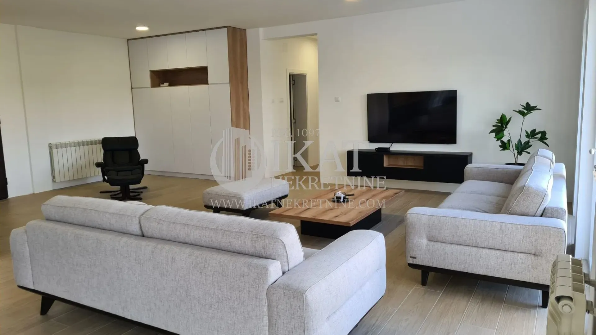 Izdavanje, četvorosoban stan, 160m², Savski Venac, Beograd