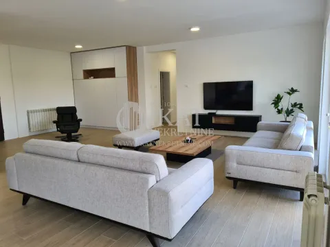 Izdavanje, četvorosoban stan, 160m², Savski Venac, Beograd