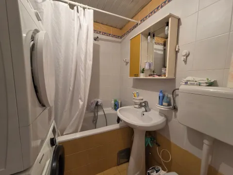Manje kupatilo sa kadom, umivaonikom i veš mašinom. - image 7