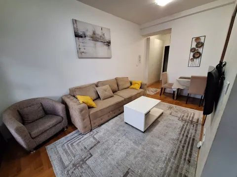 Izdavanje, jednosoban stan, 35m², City Kvart, Podgorica - image 1