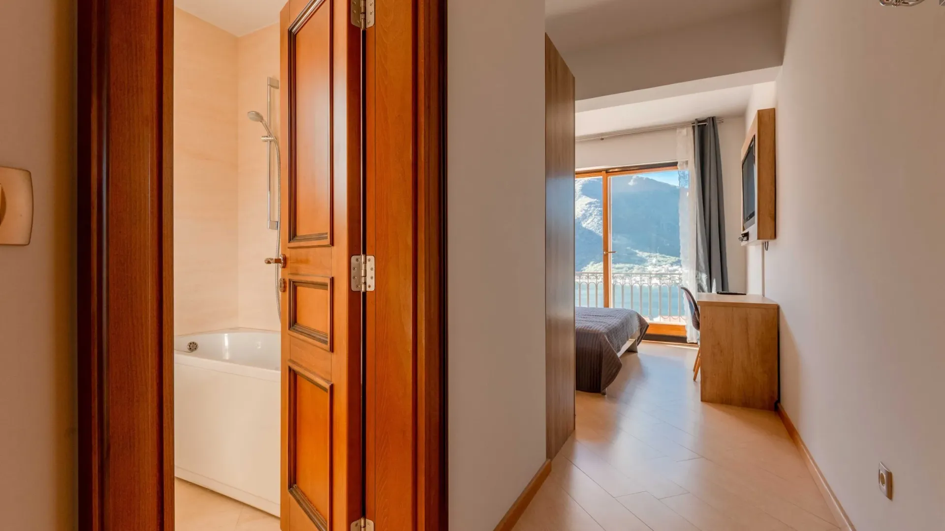 Prodaja, dvosoban stan, 106m², Dobrota, Kotor