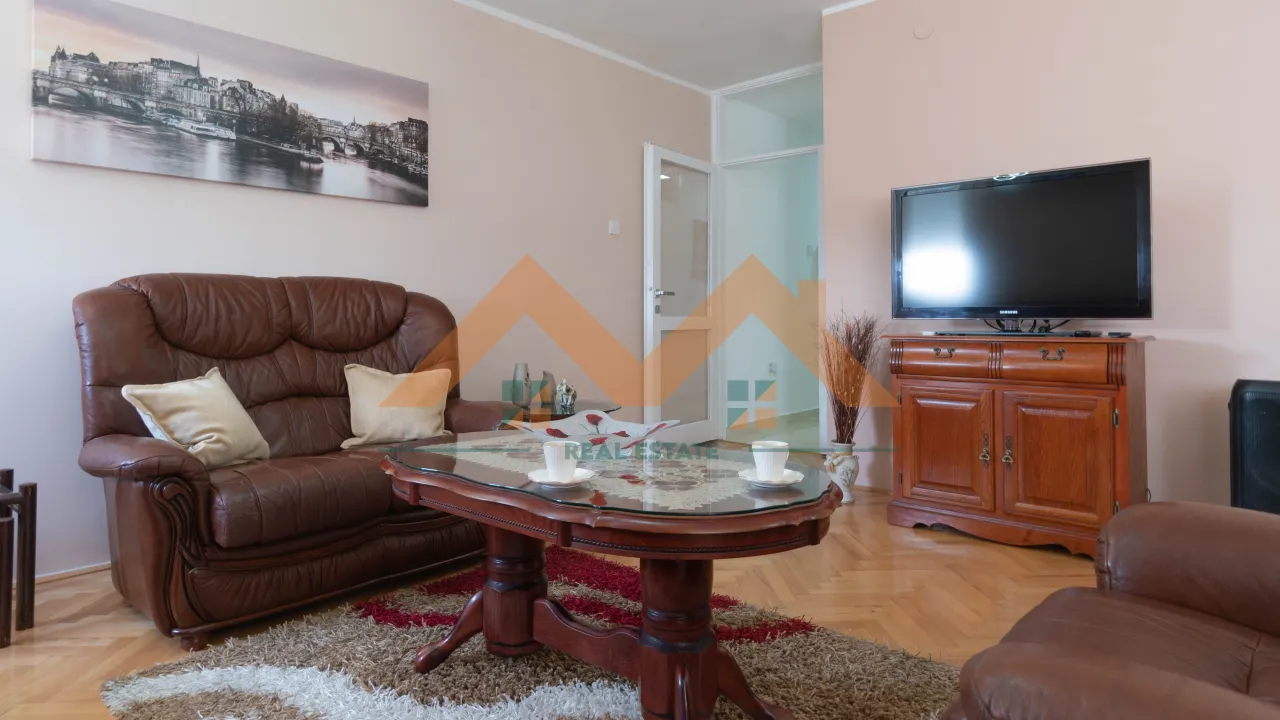 Izdavanje, dvosoban stan, 68m², Blok 5, Podgorica