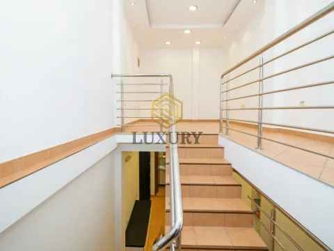 Izdavanje, poslovni prostor, 46m², Centar, Podgorica - image 1