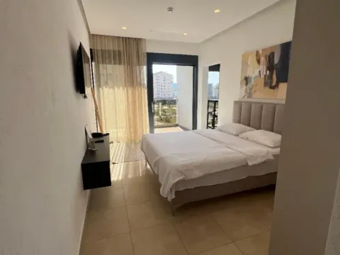 Izdavanje, garsonjera, 32m², Soho City, Bar - image 9