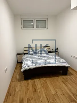 Manja spavaća soba sa bračnim krevetom i drvenim podom. - image 4