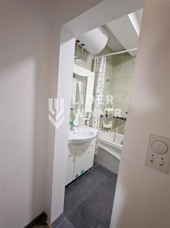 Izdavanje, četvorosoban stan, 120m², Petlovo Brdo, Beograd