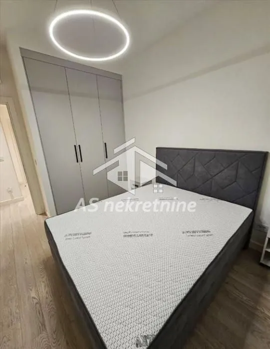 Izdavanje, četvorosoban stan, 111m², Savski Venac, Beograd