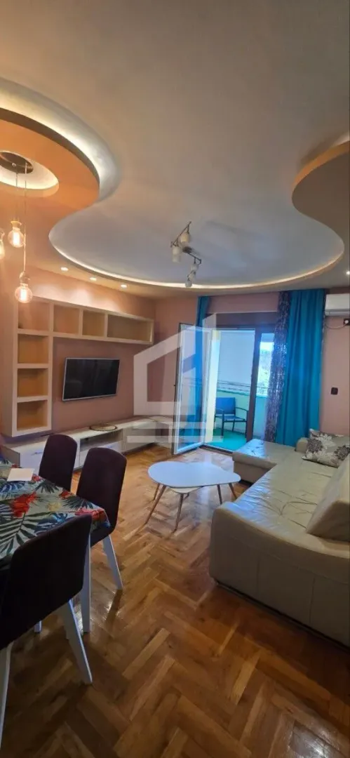 Living room with a sofa set, dining table and access to the terrace.