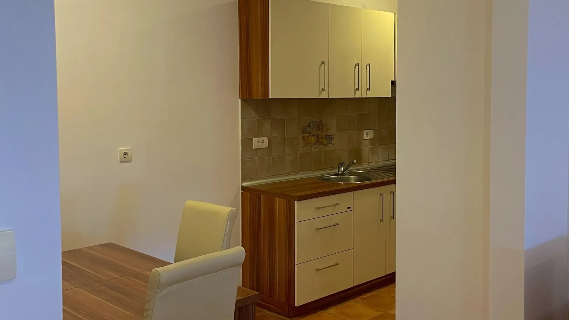 Izdavanje, jednosoban stan, 65m², Rozino, Budva
