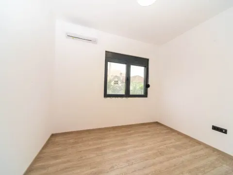 Sale, house, 202m², Tološi, Podgorica - image 12
