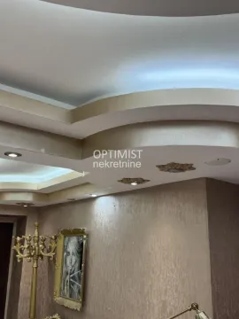 Pogled na ukrašeni plafon sa gipsanim radovima i ugrađenom rasvetom u enterijeru. - image 5
