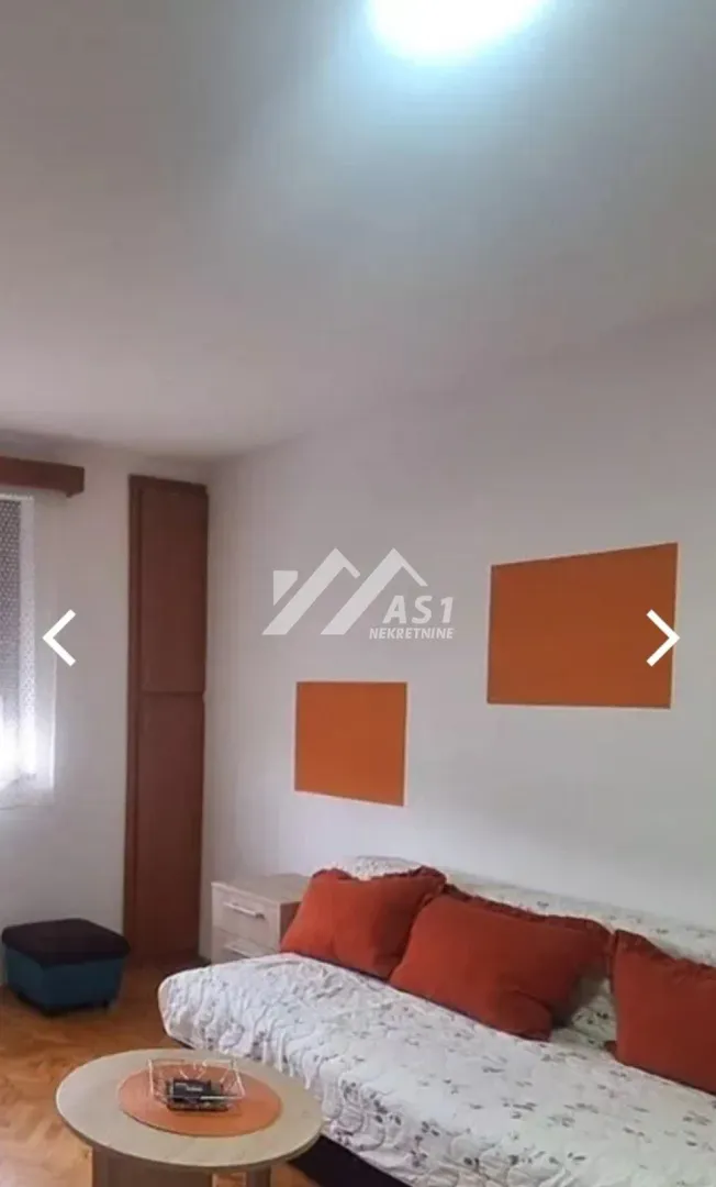 Manji dnevni boravak sa trosedom i stočićem.