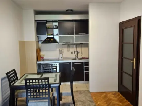 Izdavanje, jednosoban stan, 46m², Blok 6, Podgorica
