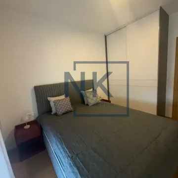 Spavaća soba sa bračnim krevetom, noćnim stočićima i ugradnim ormarom. - image 3