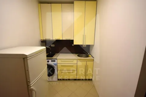Manja kuhinja sa žutim elementima i bijelim frižiderom. - image 4