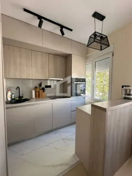 Moderna kuhinja sa ugradnim elementima i šankom. - image 3