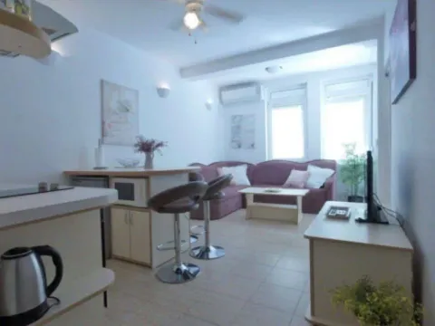Izdavanje, jednosoban stan, 40m², Budva, Crna Gora