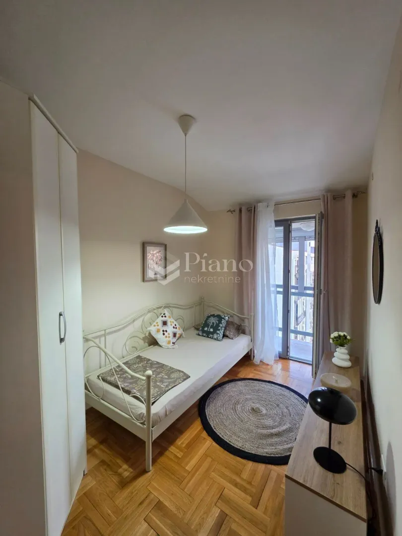 Small bedroom with a bed, wardrobe, and access to the terrace.