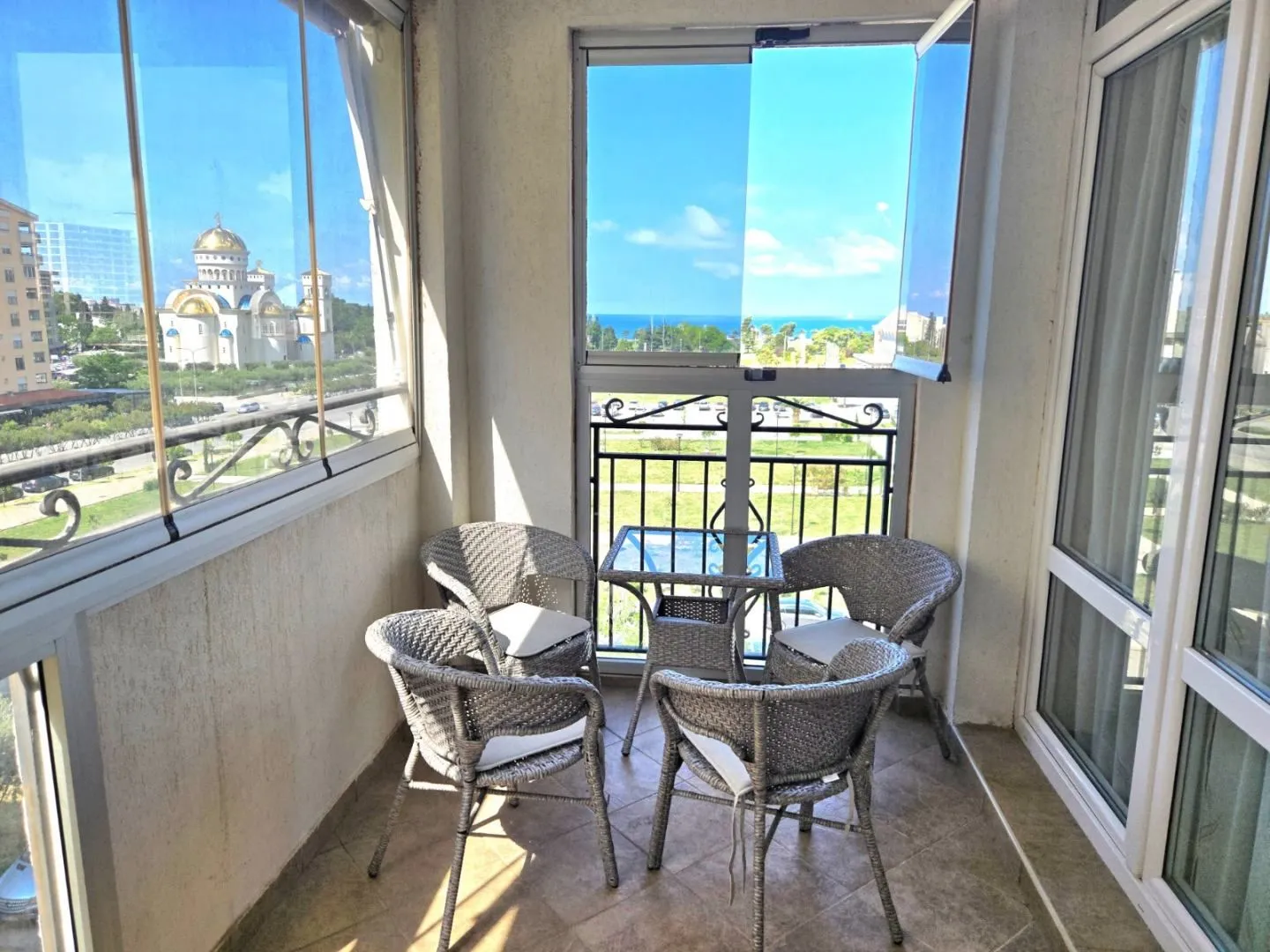 Izdavanje, dvosoban stan, 100m², Centar, Bar