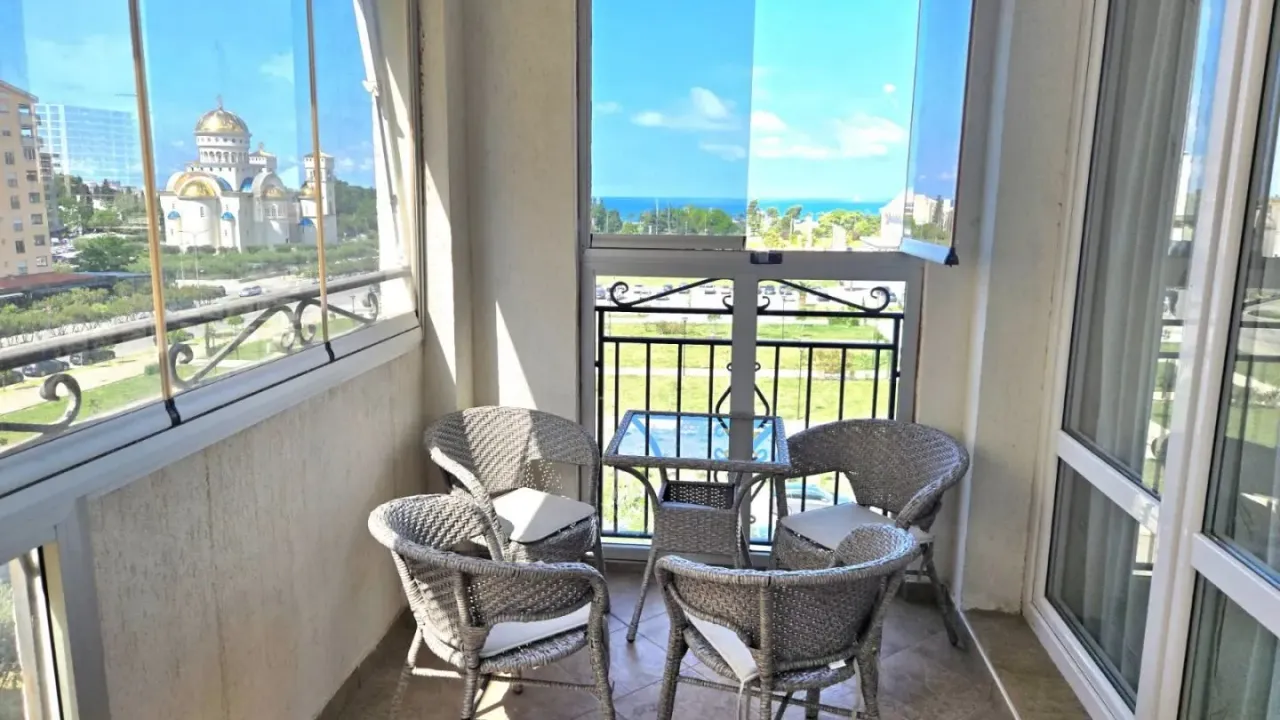 Izdavanje, dvosoban stan, 100m², Centar, Bar