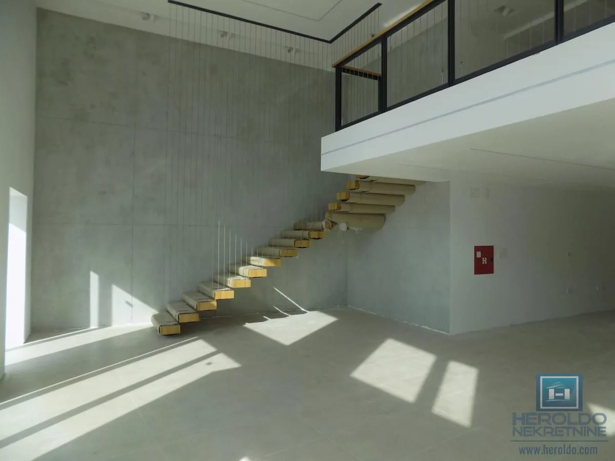 Izdavanje, poslovni prostor, 256m², Paraćin, Srbija