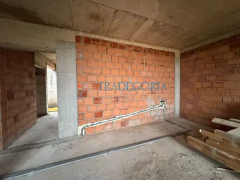 Nepotpuno opremljena prostorija u sivoj fazi sa zidovima od cigle. - image 5