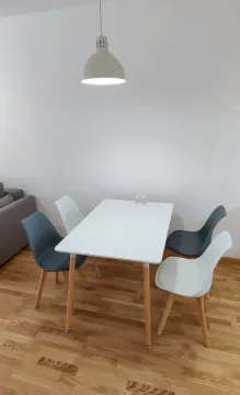 Trpezarija sa bijelim stolom i modernim stolicama. - image 4