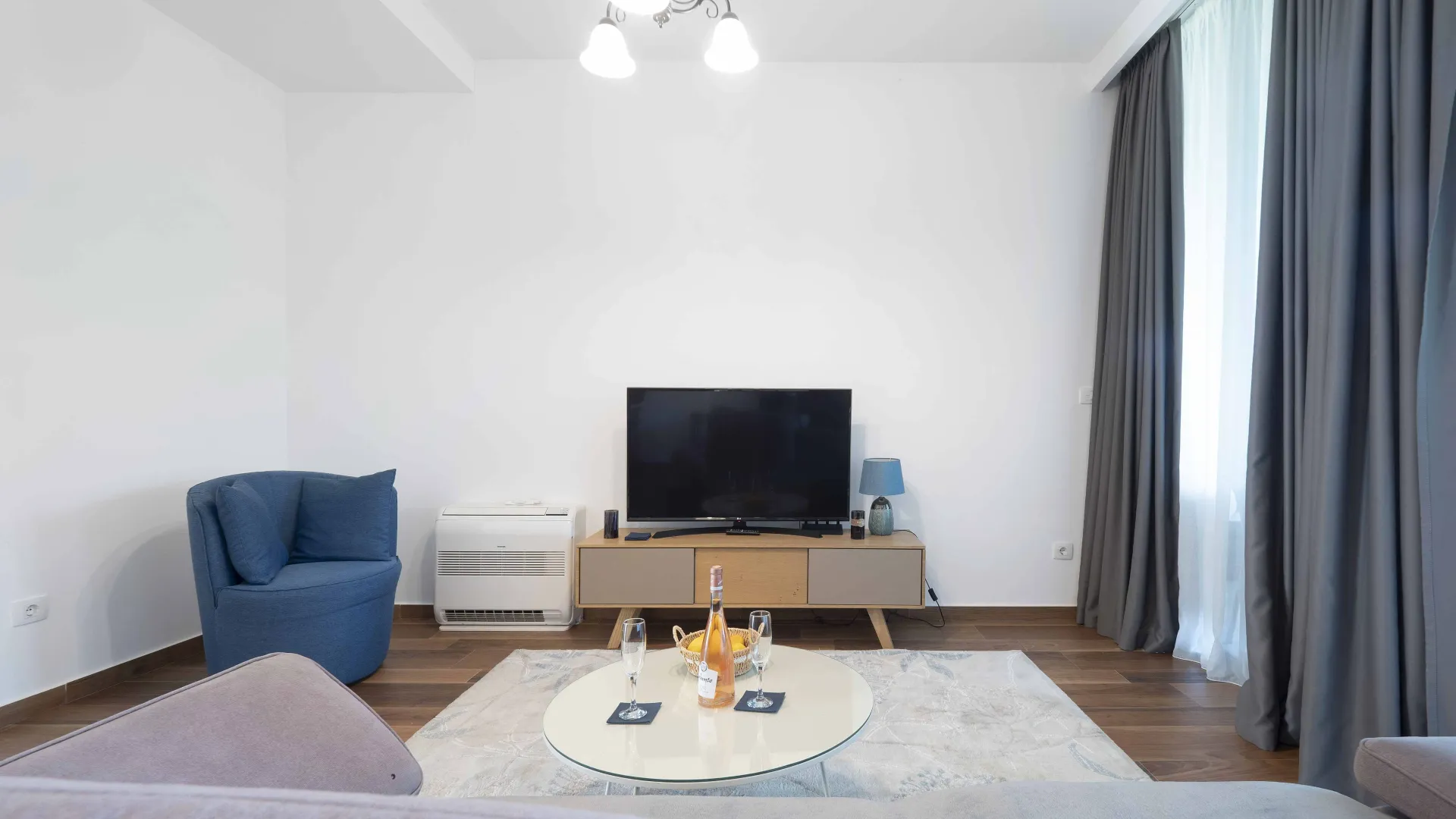 Izdavanje, dvosoban stan, 81m², Centar, Budva