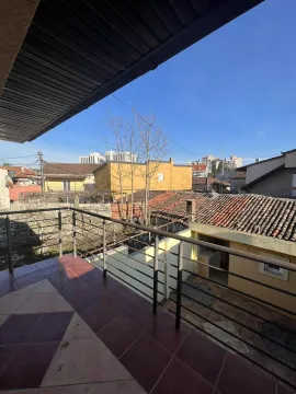 Pogled sa popločane terase na okolne objekte i krovove. - image 18