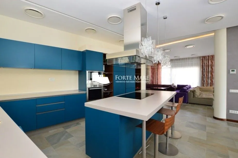 Prodaja, kuća, 285m², Njivice, Herceg Novi
