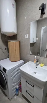 Manje kupatilo sa umivaonikom, veš mašinom i bojlerom. - image 14