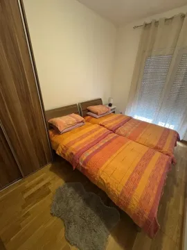 Namještena spavaća soba sa dva kreveta, ormarom i prozorom. - image 7