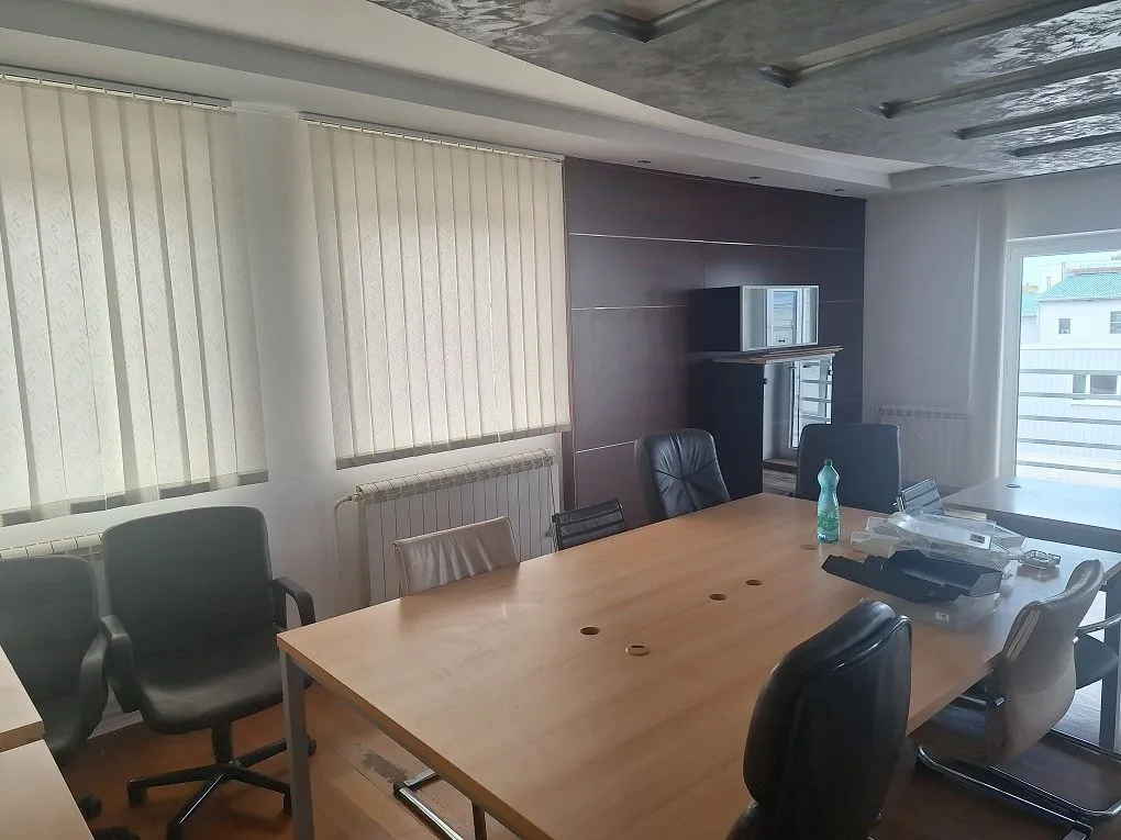 Rent, office space, 1000m², Dobanovci, Surčin