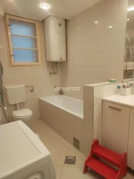Kupatilo opremljeno kadom, umivaonikom, WC šoljom i bojlerom. - image 18