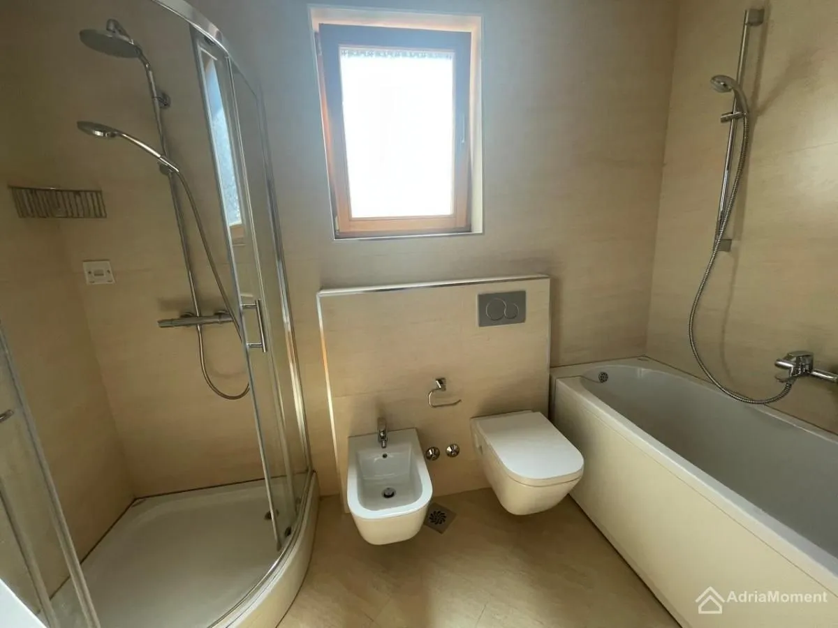 Prodaja, dvosoban stan, 106m², Dobrota, Kotor