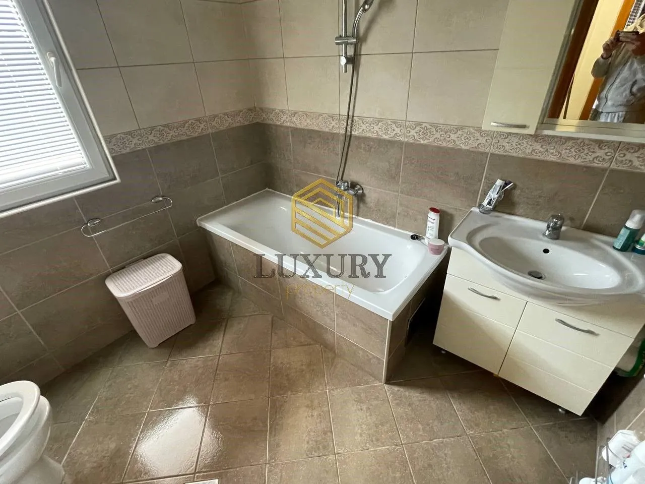 Izdavanje, jednosoban stan, 84m², Bonići, Tivat