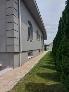 Bočna strana kuće sa stazom i uređenim dvorištem. - image 11