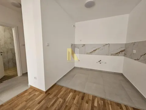 Prazna kuhinjska niša sa pripremljenim priključcima i pločicama na zidu. - image 3