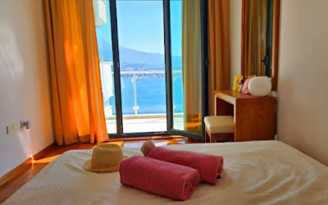 Izdavanje, dvosoban stan, 60m², Njivice, Herceg Novi