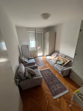 Dnevna soba sa garniturom za sjedenje, parketom i izlazom na balkon. - image 8