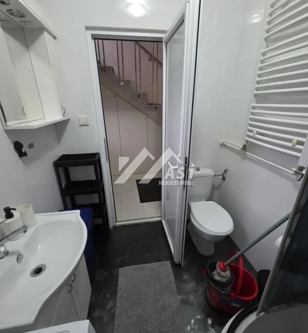 Izdavanje, kuća, 300m², Petrovaradin, Novi Sad