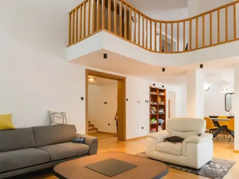 Izdavanje, četvorosoban stan, 300m², Gorica C, Podgorica - image 2