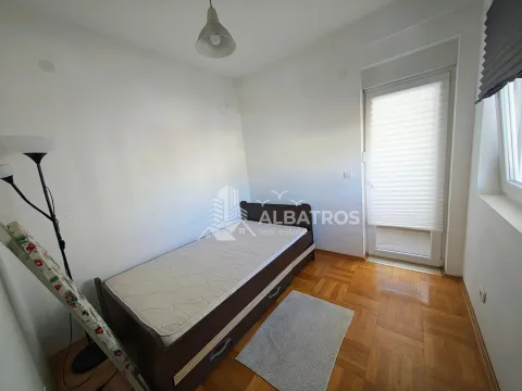 Manja spavaća soba sa krevetom i parketom. - image 6