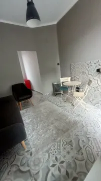 Dnevni boravak sa garniturom, trpezarijskim stolom i ukrasnim pločicama na zidu. - image 17