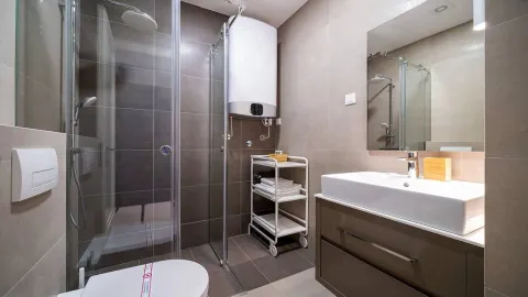 Moderne kupatilo sa tuš kabinom, umivaonikom i bojlerom. - image 3