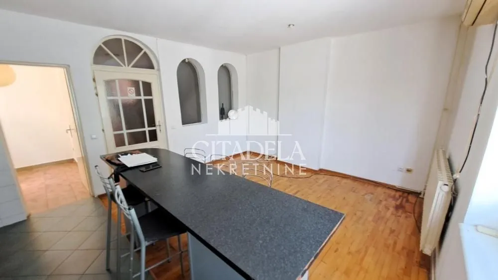 Izdavanje, kuća, 200m², Čukarica, Beograd