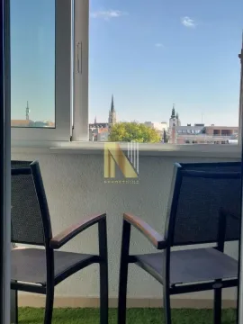 Manji balkon sa stolicama i pogledom na grad. - image 13