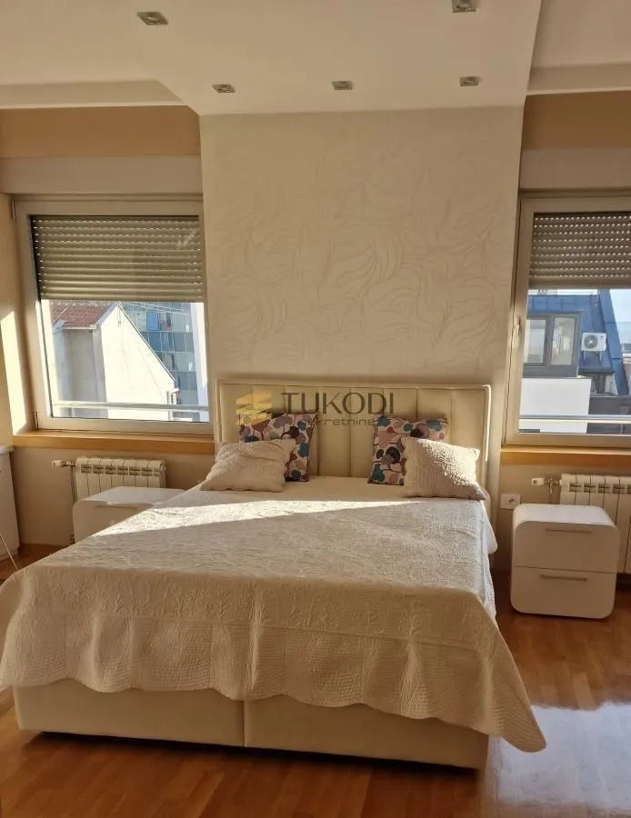 Izdavanje, trosoban stan, 105m², Centar, Novi Sad