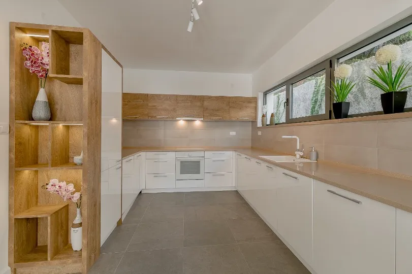 Prodaja, kuća, 236m², Njivice, Herceg Novi